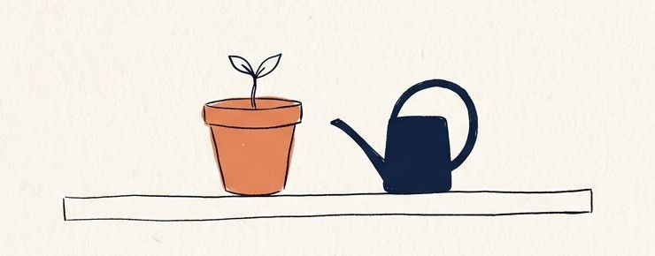 棚の上に並んだ、芽が出たばかりの鉢植えと小さなじょうろ